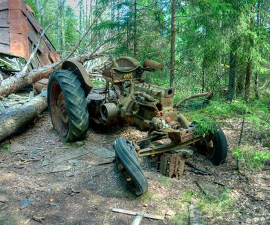 En død traktor giver liv i billedet